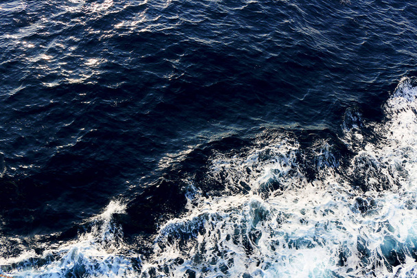 Weiße Welle und blaues Meer - Foto, Bild