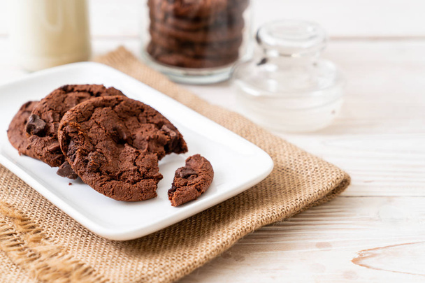 chocolate cookies with chocolate chips on wood background - Fotografie, Obrázek