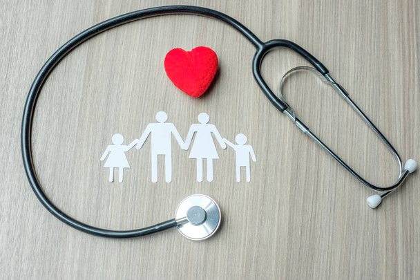 Piros szív, családi és sztetoszkóp. Egészségügyi és egészségbiztosítási koncepció - Fotó, kép