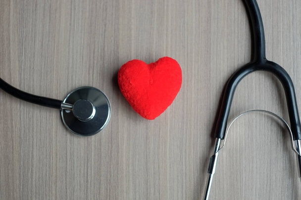 Coração vermelho e estetoscópio. Conceito de cuidados de saúde e seguros
 - Foto, Imagem