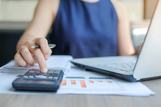 Kobieta za pomocą kalkulatora dla analizy planu gospodarczego, Menedżer Obliczanie raportu finansowego i wykresu. Koncepcji biznesu, finansów i rachunkowości - Zdjęcie, obraz