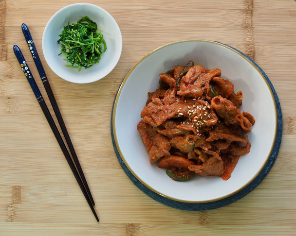 Nourriture coréenne Jeyuk bokkeum, porc épicé sauté
 - Photo, image