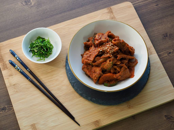 Comida coreana Jeyuk bokkeum, salteado spicypork
 - Foto, imagen