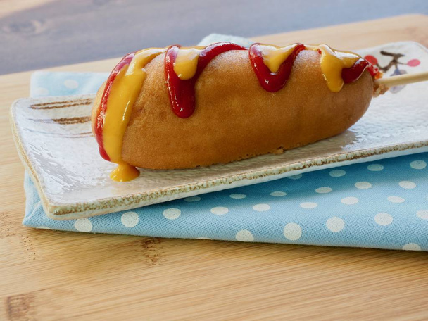 Ketchup y salsa de mostaza sobre perros calientes
 - Foto, imagen