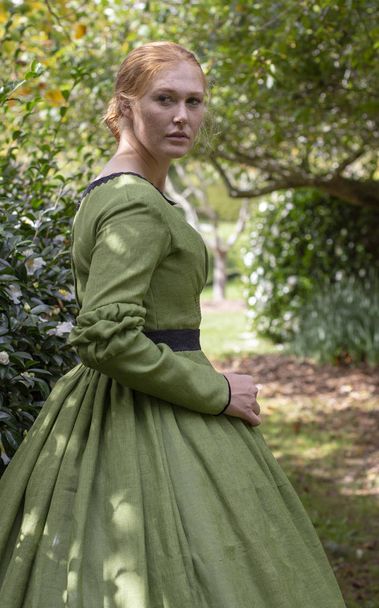 Viktoriánus nő zöld ruhában - Fotó, kép