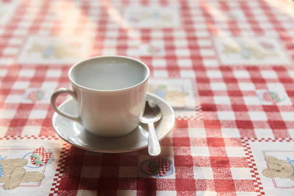 Una taza de té en la mesa. Una taza de té negro recién hecho, escapando del vapor, luz suave cálida
 - Foto, Imagen