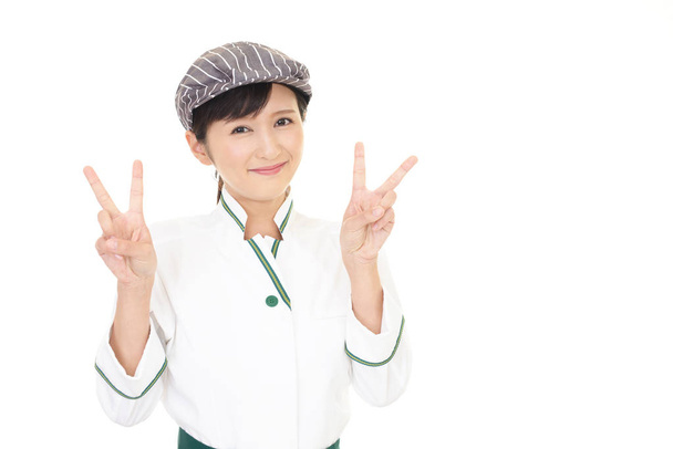 Ευτυχισμένος Ασίας σερβιτόρα που απομονώνονται σε λευκό φόντο - Φωτογραφία, εικόνα