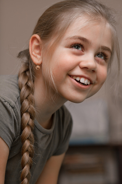usměvavá dívka s vlasy ustřihne - Fotografie, Obrázek