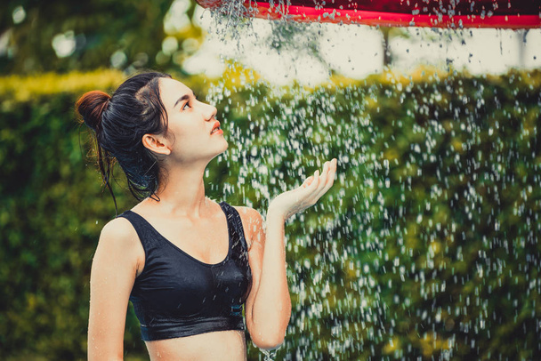 Mladá žena osprchování v plaveckém bazénu v luxusním hotelu resort. Cestování a letní životní styl. - Fotografie, Obrázek