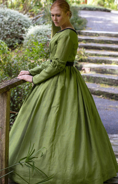 Вікторіанської жінка в зелену сукню - Фото, зображення
