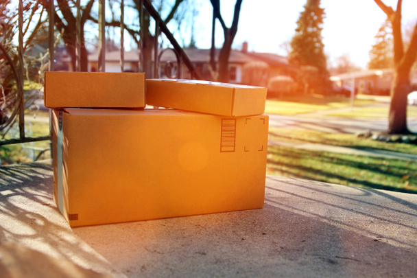 Pakete (Boxen), die vor der Tür ausgeliefert werden - Foto, Bild
