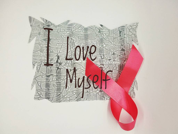 Krebsinformationsband mit den Worten "Ich liebe mich" auf weißem Hintergrund. - Foto, Bild