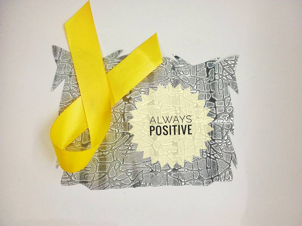 kanseri bilinçlendirme şerit beyaz arka plan üzerinde 'Her zaman pozitif' kelime ile. - Fotoğraf, Görsel