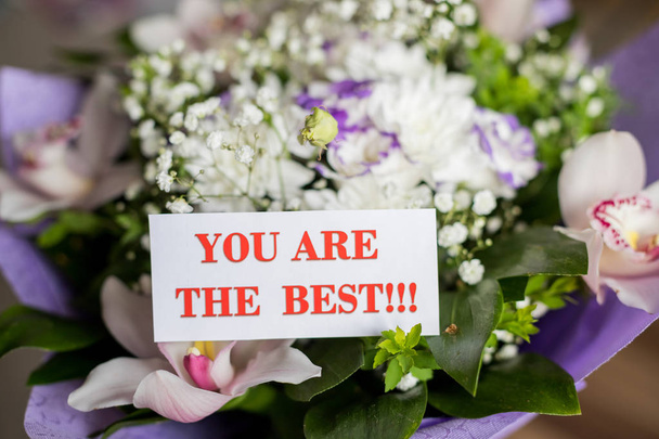 szép tavaszi virágok csokor veled a legjobb üzenet kártyát. Legjobb anya. szeretlek. Anyák napi meghívás, gratuláció. Nemzetközi női nap. Március 8. Boldog Valentin-napot szórólap - Fotó, kép