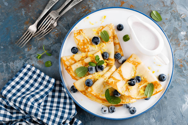 Sweet pancakes wrapped with fresh berries, crepes with blueberry, top vie - Fotoğraf, Görsel