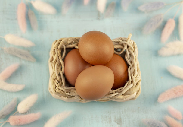 Пасхальные яйца в корзине декор на деревянном фоне
 - Фото, изображение