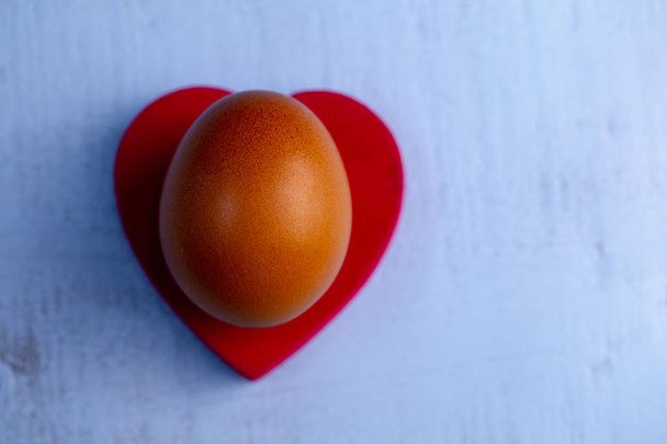 Ovos de Páscoa com decoração de coração em fundo de madeira
 - Foto, Imagem