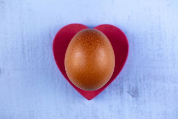 Huevos de Pascua con decoración de corazón sobre fondo de madera
 - Foto, imagen