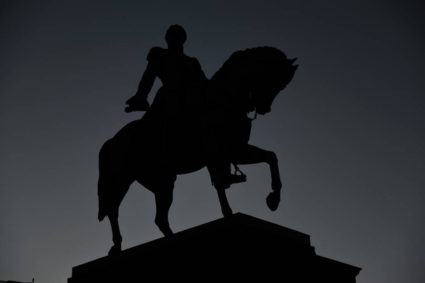 Statue des norwegischen Königs karl johan xiv in silhouette, oslo, norwegen - Foto, Bild
