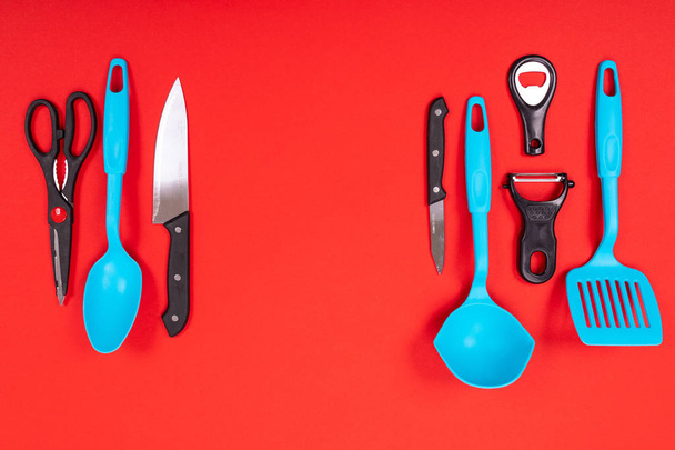 vista superior de los utensilios de cocina con estilo aislado sobre fondo rojo
 - Foto, Imagen