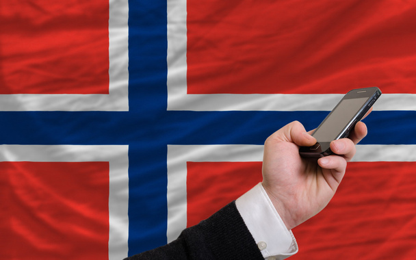 téléphone portable devant le drapeau national de Norway
 - Photo, image