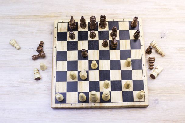 Schachbrett mit hölzernen Schachfiguren, die erste Partie - Foto, Bild