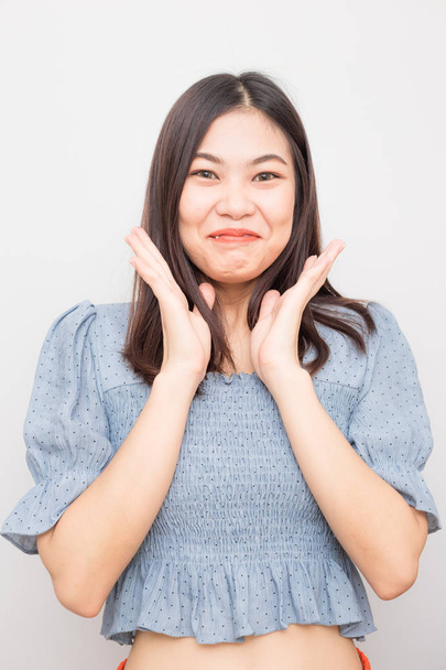 Kaunis aasialainen naiset tunne wow surprize kasvot valkoinen backgrpund - Valokuva, kuva