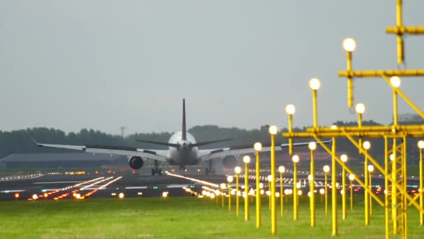 Samolot lądujący w runway 18r - Materiał filmowy, wideo