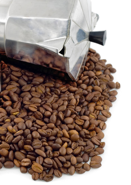 espreso kávovar a kávová zrna izolovaných na bílém pozadí - Fotografie, Obrázek