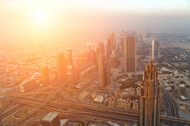 Αεροφωτογραφία πανοραμική διάσημο στον ορίζοντα του Ντουμπάι επαγγελματίες ουρανοξύστες πολυτελές θέρετρο στην πόλη του Ντουμπάι τη νύχτα, Ηνωμένα Αραβικά Εμιράτα (ΗΑΕ). - Φωτογραφία, εικόνα