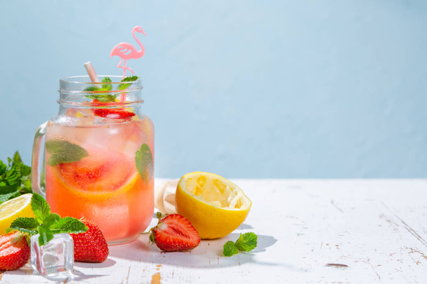 Summer strawberry lemonade - Φωτογραφία, εικόνα