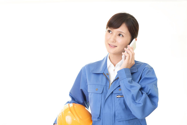 Kobiece pracownika, który rozmawia na smart phone - Zdjęcie, obraz