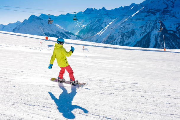 Girl snowboarder enjoys the winter ski resort. - Φωτογραφία, εικόνα