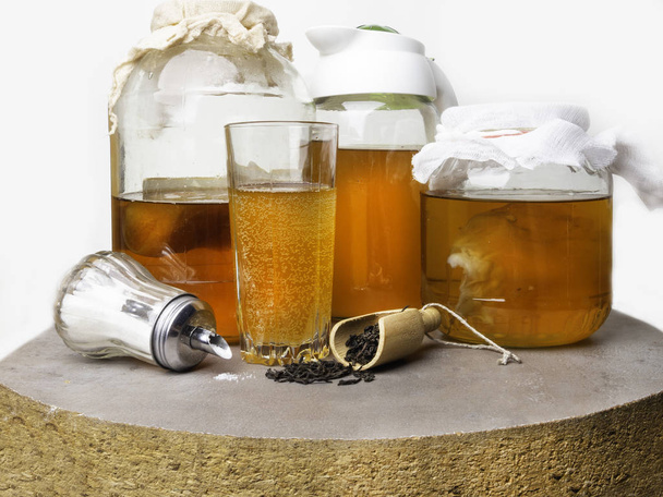 fermentiertes Getränk, Tee gesundes natürliches Probiotikum in einem Glas isoliert auf weiß - Foto, Bild