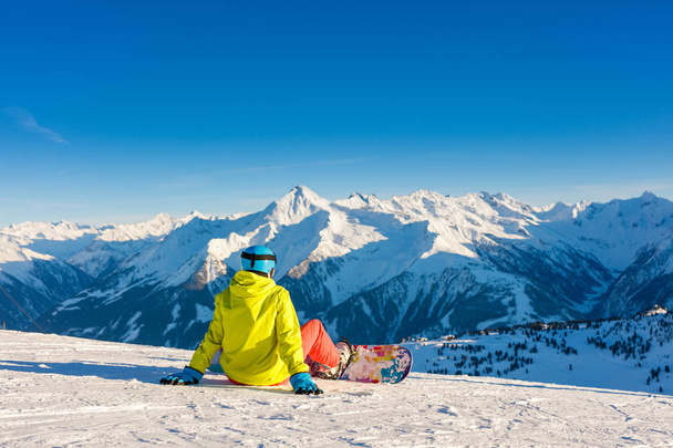 Girl snowboarder enjoys the winter ski resort. - Foto, afbeelding