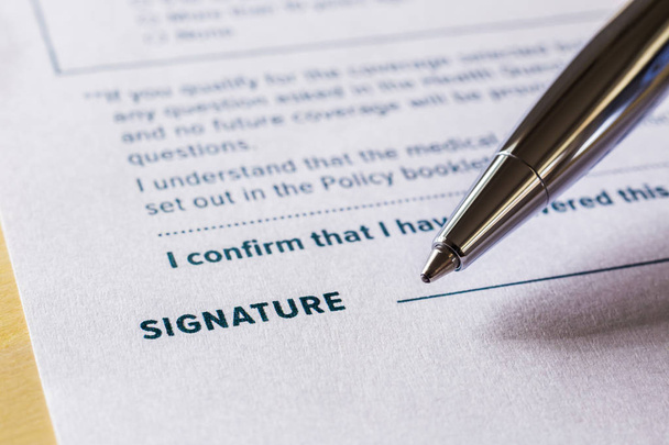 Yasal sözleşme formunda kalem ile kelime imza kadar yakın. İlke belge, kayıt, istihdam ve iş başlangıç kavramı. - Fotoğraf, Görsel