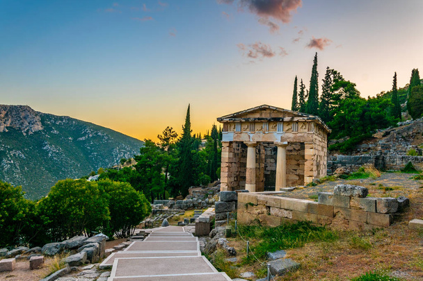 Sunset view of Athenian treasury at the ancient delphi site in Greec - Фото, изображение
