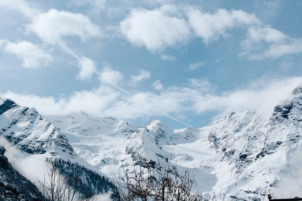 Όμορφη θέα στο Mount Ortler με παγετώνα και σύννεφα στην ηλιόλουστη χειμωνιάτικη ημέρα - Φωτογραφία, εικόνα
