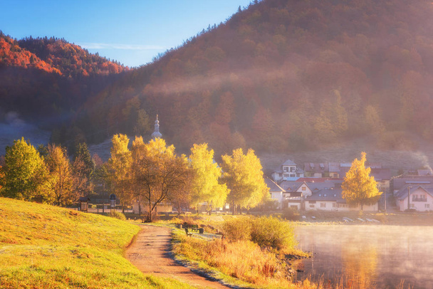 Beau brouillard et givré paysage matinal d'automne avec lac, petit village et montagnes, arrière-plan de voyage en plein air, Dedinky, Parc national Paradis slovaque (Narodny park Slovensky Raj), Slovaquie (Slovensko
) - Photo, image