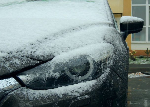 Feux avant de voiture grise recouverts de neige et de glace
  - Photo, image