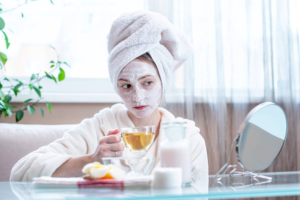 Szép boldog fiatal nő természetes kozmetikai maszk az arcán. Koncepció Bőrápolás és Spa kezelések otthon - Fotó, kép
