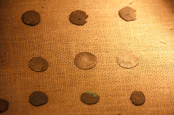 Munten uit de Middeleeuwen. Oude munten en geld. Numismatiek en het verzamelen van geld. - Foto, afbeelding