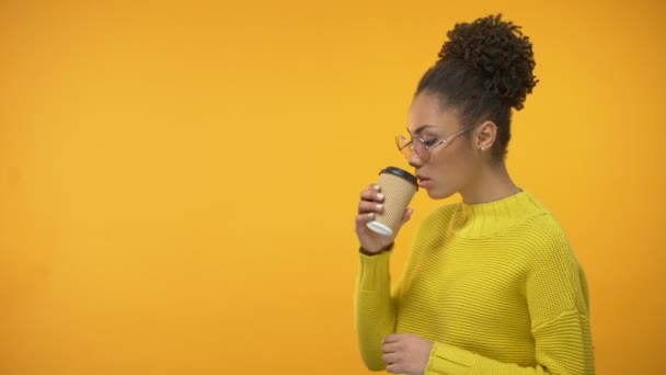 Afro-American hipster girl drinking delicious coffee to-go, enjoying taste - Felvétel, videó