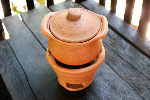 伝統的な手作りの陶器 - 調理土鍋とコンロのセット - 写真・画像