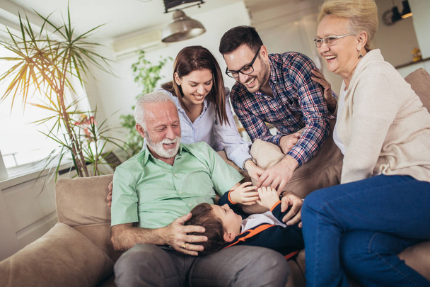 Porträt einer Drei-Generationen-Familie, die Zeit miteinander zu Hause verbringt. - Foto, Bild