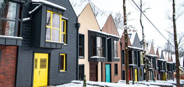 Schicke moderne Häuser im kalten Winter mit Schnee auf dem Boden  - Foto, Bild