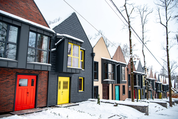 bâtiments modernes fantaisie en hiver froid avec de la neige sur le sol
  - Photo, image