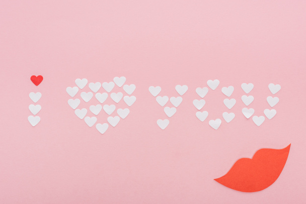top view of 'i love you' lettering made of paper hearts isolated on pink, st valentines day concept - Foto, afbeelding
