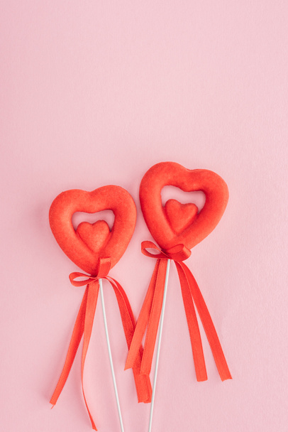 vue du haut des décorations de Saint-Valentin en forme de coeur isolé sur rose avec espace de copie, concept de Saint-Valentin st
 - Photo, image