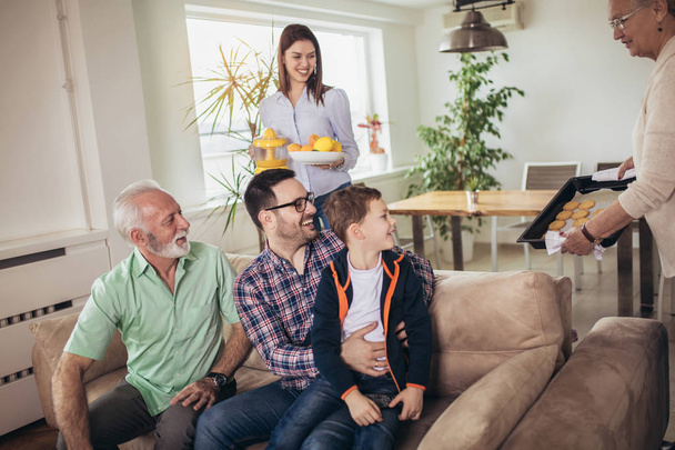 Porträt einer Drei-Generationen-Familie, die Zeit miteinander zu Hause verbringt. - Foto, Bild
